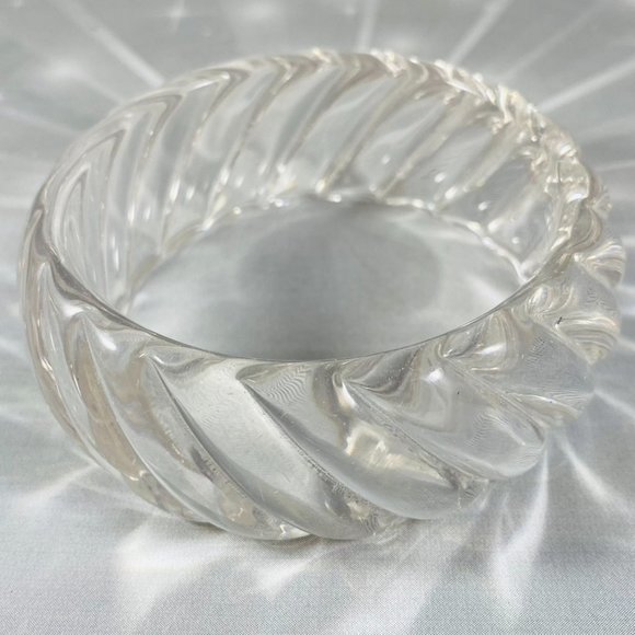 Swirled pattern clear lucite bangle bracelet in crystal clear vintage st… - Picture 2 of 4
